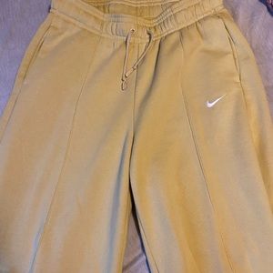 Size Large Nike wide-leg sweat pants! Worn once!